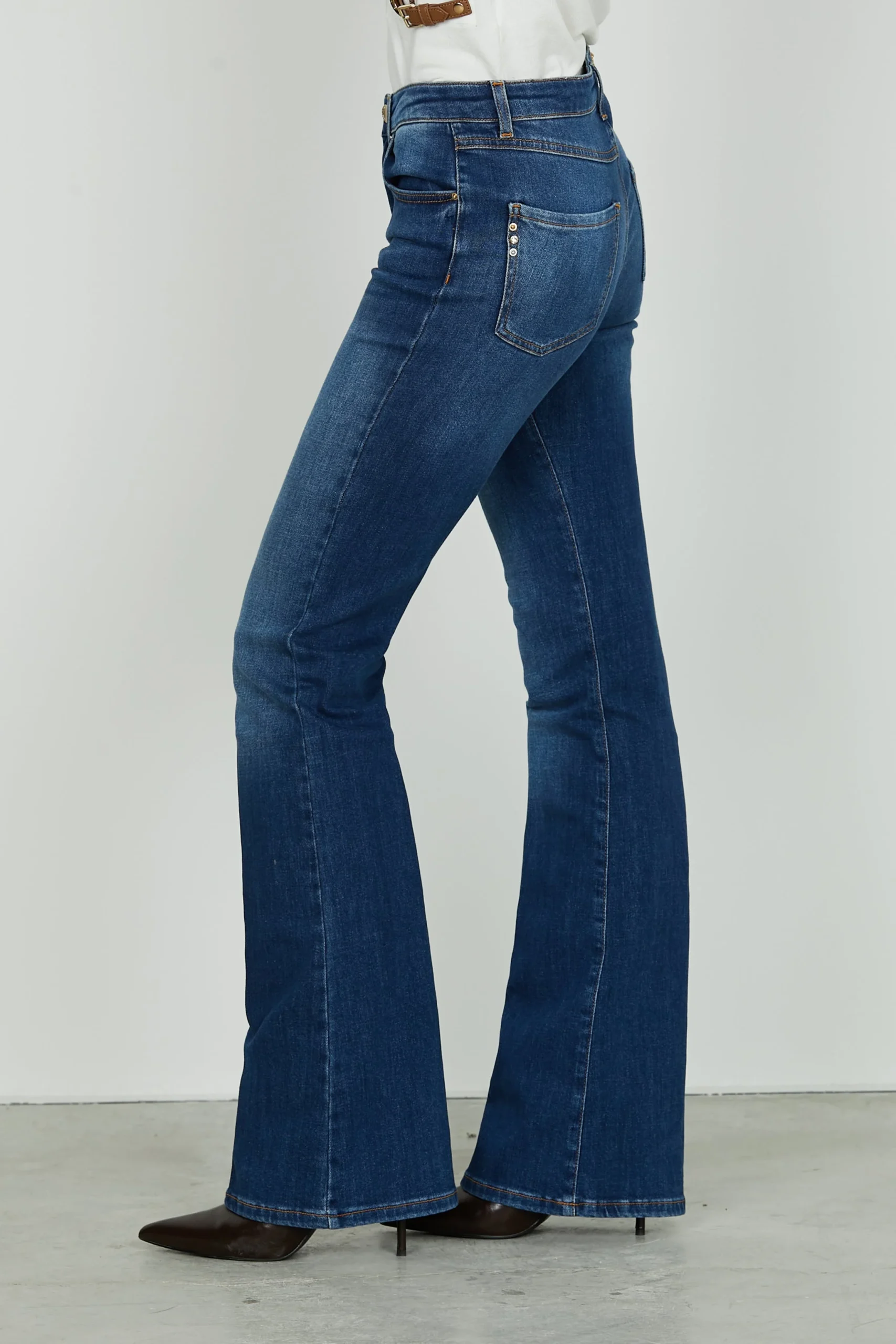 PANTALÓN TIRO MEDIO ACAMPANADO RELISH - Imagen 4