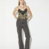 jeans-recto-largo-con-detalle-lateral-tachas-y-cinturon-con-hebilla-personalizada (2).jpg