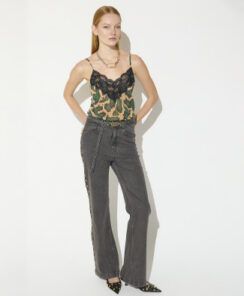 jeans-recto-largo-con-detalle-lateral-tachas-y-cinturon-con-hebilla-personalizada (2).jpg