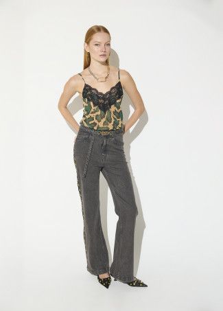 jeans-recto-largo-con-detalle-lateral-tachas-y-cinturon-con-hebilla-personalizada (2).jpg