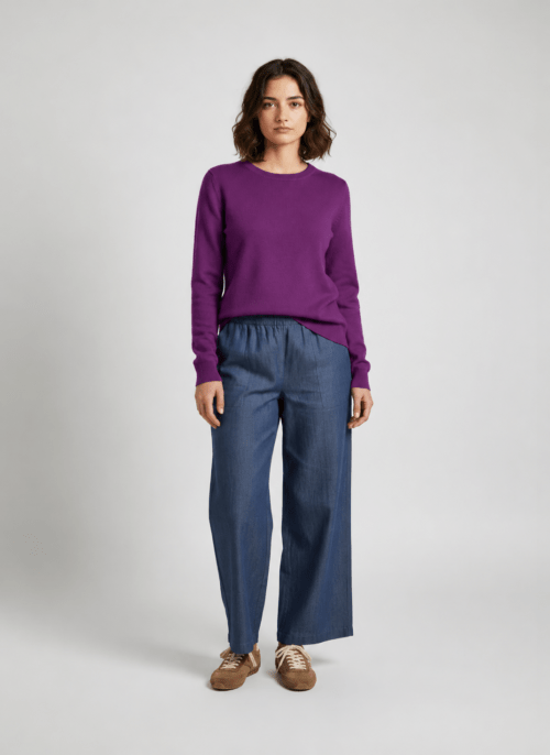 Retrato de estudio con suéter morado.png